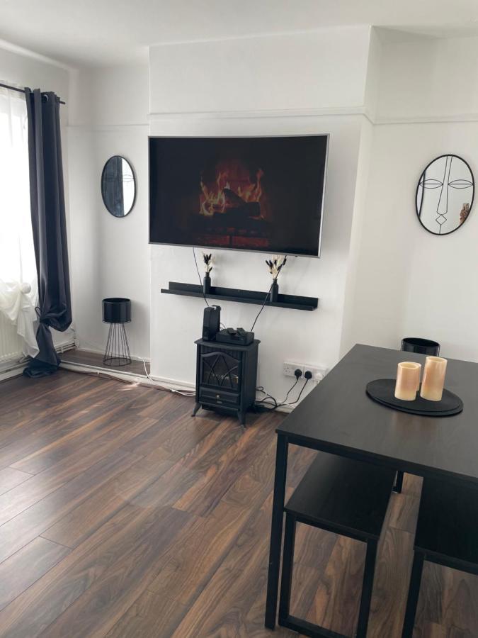Lovely 2Bedroom 4Mins From Wimbledon Station Лондон Екстер'єр фото
